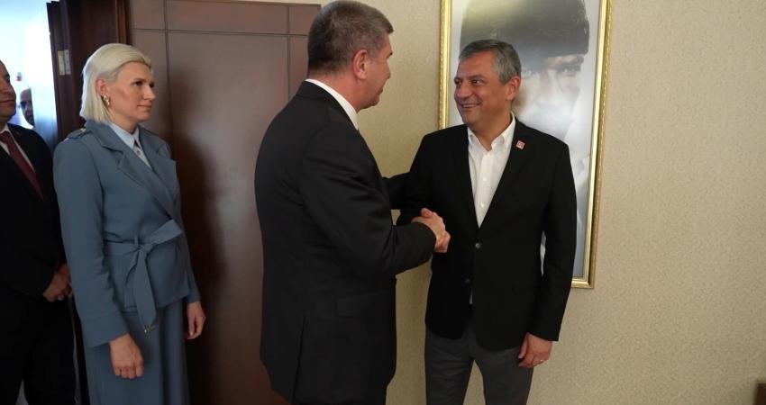 CHP Genel Başkanı Özgür Özel, partisinin İl Belediye Başkanları ile