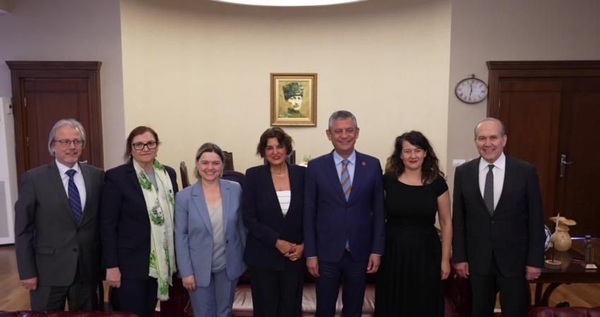 CHP Genel Başkanı Özgür Özel, EGP Eş Genel Başkanı Vula