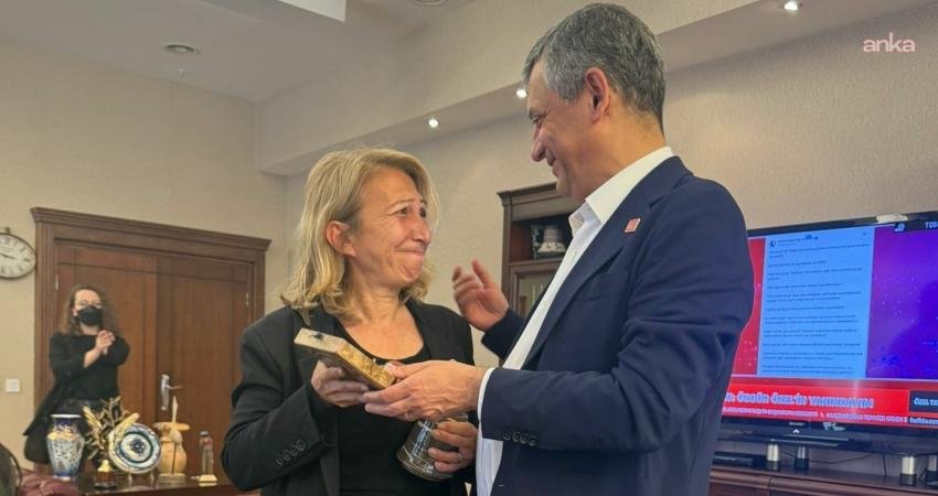Özgür Özel, genel başkanlık mührünü Muğla Milletvekili Öneş Derici’ye verdi CHP Muğla Milletvekili Süreyya Öneş Derici, Özgür Özel’in kullandığı genel