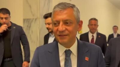 Özgür Özel, partililerle gerçekleştirilecek bayramlaşma programına ilişkin, "Bayramlaşmayı arkadaşlarımız duyuracak. Mecliste