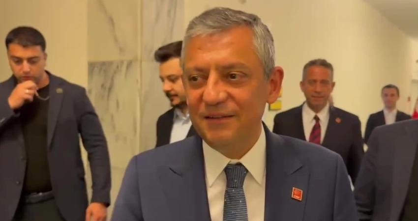 Özgür Özel: Halkla birlikte büyük bir bayramlaşma yapacağız Özgür Özel, partililerle gerçekleştirilecek bayramlaşma programına ilişkin, "Bayramlaşmayı arkadaşlarımız duyuracak. Mecliste