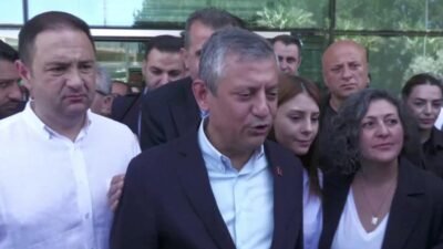 Özgür Özel İzmir’de: “Benim belimi kırarak CHP’nin iktidar yürüyüşünü durdurabileceklerini sanıyorlar” Özgür Özel, Gündoğdu Meydanı'nda yapılması planlanan mitinge katılmak için İzmir'e