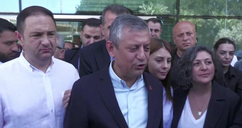 Özgür Özel İzmir’de: “Benim belimi kırarak CHP’nin iktidar yürüyüşünü durdurabileceklerini sanıyorlar” Özgür Özel, Gündoğdu Meydanı'nda yapılması planlanan mitinge katılmak için İzmir'e