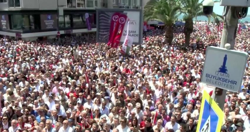 Özgür Özel, İzmir’de: “Kemal Bey’e sesleniyorum: İki milyon CHP’li Genel Başkan seçsin; Kurultay’da bunu resmileştirelim” Özgür Özel, Kemal Kılıçdaroğlu'na bir sonraki genel başkanı CHP üyesinin