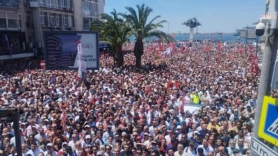 Özgür Özel, partisinin İzmir İl Örgütü tarafından Gündoğdu Meydanı'nda düzenlenen