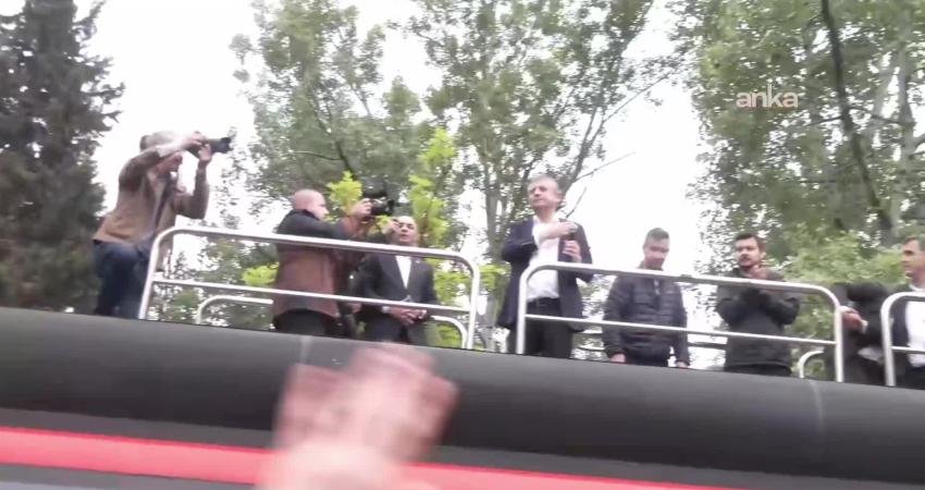Özgür Özel, Meclis önünde konuştu… “AK Parti’nin yargı kollarıyla, AK Parti’nin butlan kolları kol kola karşımızdadır” CHP Genel Başkanı Özgür Özel, Milli Egemenlik Parkı’nda yaptığı konuşmada,
