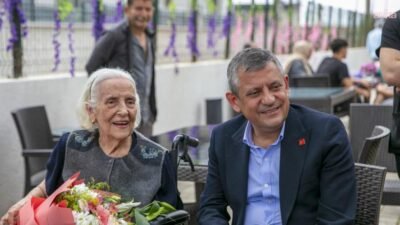 CHP Genel Başkanı Özgür Özel, ilkokul öğretmeni Gülseren Hasyamanlar ile