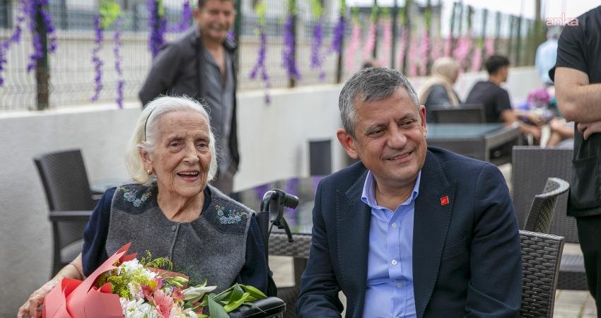 CHP Genel Başkanı Özgür Özel, ilkokul öğretmeni Gülseren Hasyamanlar ile
