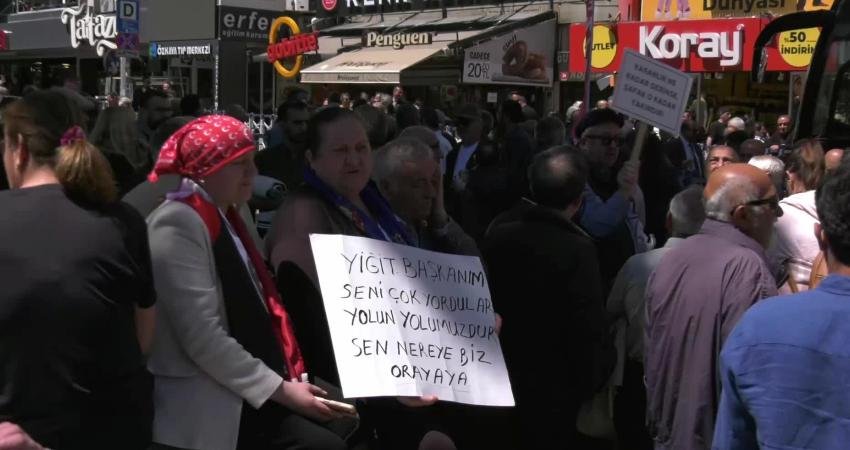 Özgür Özel’in bayramlaşması öncesi partililer Güvenpark ve çevresini doldurdu Özgür Özel’in CHP Ankara İl Başkanlığı önünde yapacağı bayramlaşma nedeniyle