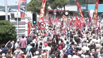 Özgür Özel’in İzmir’deki buluşma çağrısı sonrası Cumhuriyet Meydanı polis barikatları