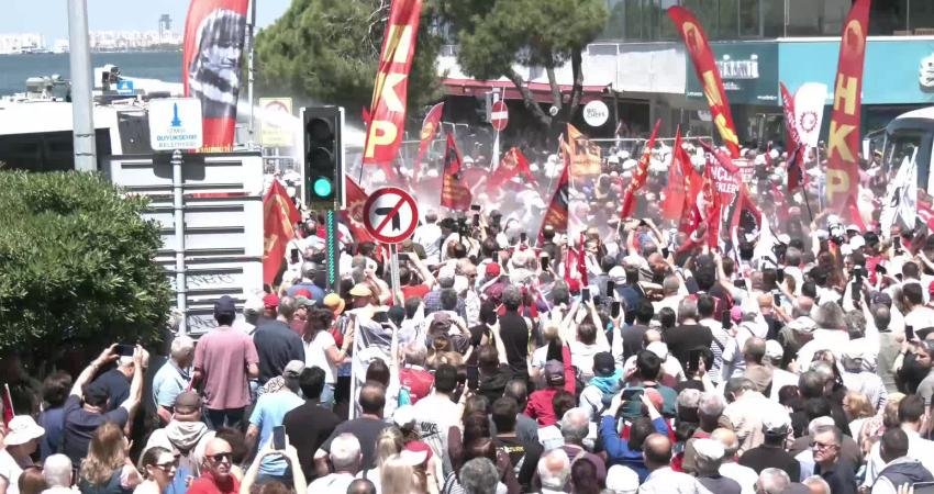 Özgür Özel’in çağrısı sonrası İzmir’de TOMA müdahalesi: 2 gözaltı Özgür Özel’in İzmir’deki buluşma çağrısı sonrası Cumhuriyet Meydanı polis barikatları