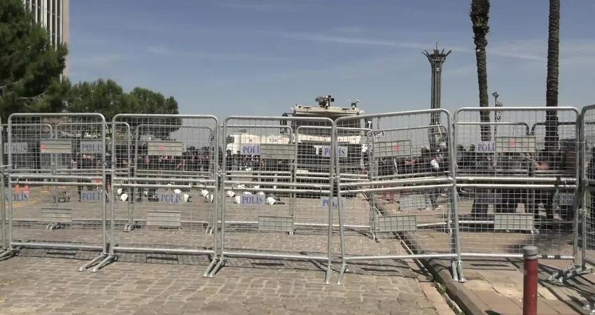 Özgür Özel'in İzmir Cumhuriyet Meydanı'nda yapmayı planladığı miting alanının girişleri