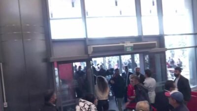 Polis, CHP Genel Merkezi'ne, otopark girişindeki zincirleri, ardından da demir
