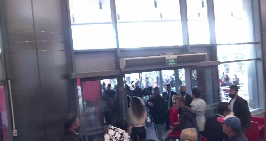 Polis, CHP Genel Merkezi’ne, demir otopark giriş kapısını kırarak girdi, biber gazı sıkıldı Polis, CHP Genel Merkezi'ne, otopark girişindeki zincirleri, ardından da demir