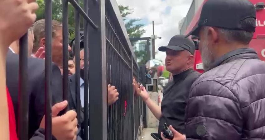 Polislerin tebligat için kapının açılması talebi üzerine CHP heyeti tebligatı görmek istedi, tebligat gösterilmedi CHP Genel Merkezi’nin tahliye iddiaları üzerine yaşanan gerginlik sürerken, CHP