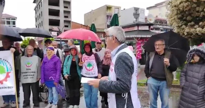 Tüm Emekliler Sendikası Pazar Şubesi'nin çağrısıyla bir araya gelen emekliler,
