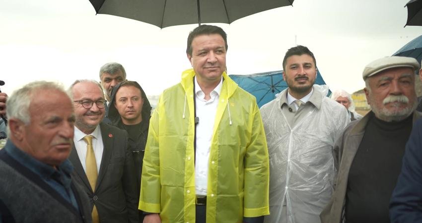 Saadet Partisi Genel Başkanı Arıkan kurban pazarını ziyaret etti Saadet Partisi Genel Başkanı Mahmut Arıkan, kurban pazarını ziyaret ederek