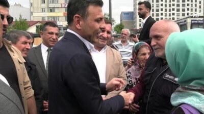 Bağcılar'da esnaf ve pazar ziyareti gerçekleştiren CHP İstanbul İl Başkanı