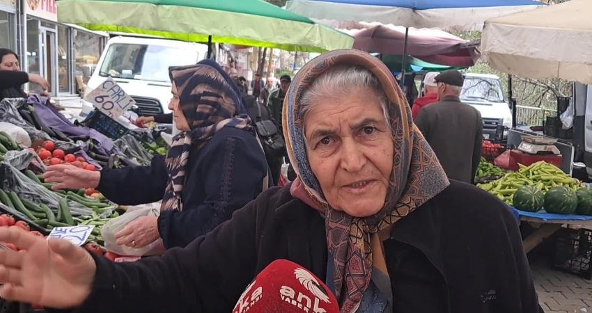 Artvin’in Şavşat ilçesinde pazara çıkan vatandaşlar artan hayat pahalılığı nedeniyle