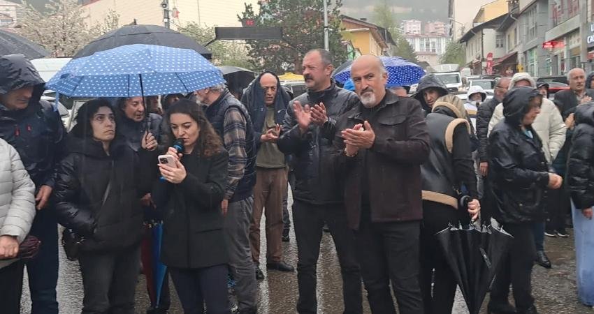 Şavşat Emek ve Demokrasi Platformu üyeleri, ilçede zihinsel engelli bir kız