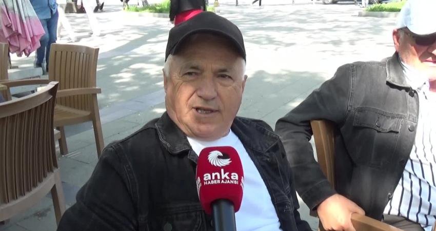 Sinoplu emeklilerden bayram ikramiyesi tepkisi: Bugün 1 kilo pastırma 3 bin lira Sinop'ta emekliler, bayram ikramiyesi ve aylıklarının yetersiz olduğunu, mevcut ekonomik
