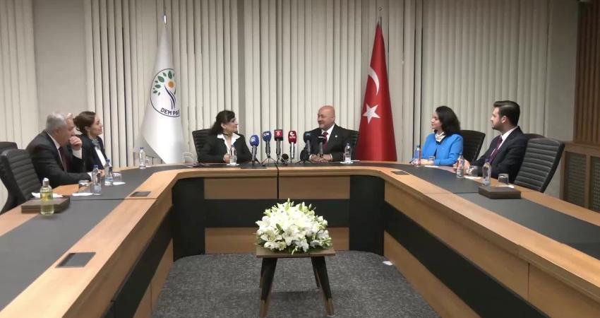 Siyasi partiler arası bayramlaşma…. DEM Parti Eş Genel Başkan Yardımcısı Çelebi: “Önümüzdeki günlerde halkın beklediği bu adımlar bir an önce atılmış olur” AK Parti heyeti, DEM Parti'nin bayramını kutladı. AK Parti Sivil