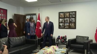 MHP heyeti, bayramlaşma programı kapsamında CHP Genel Merkez heyetini ziyaret