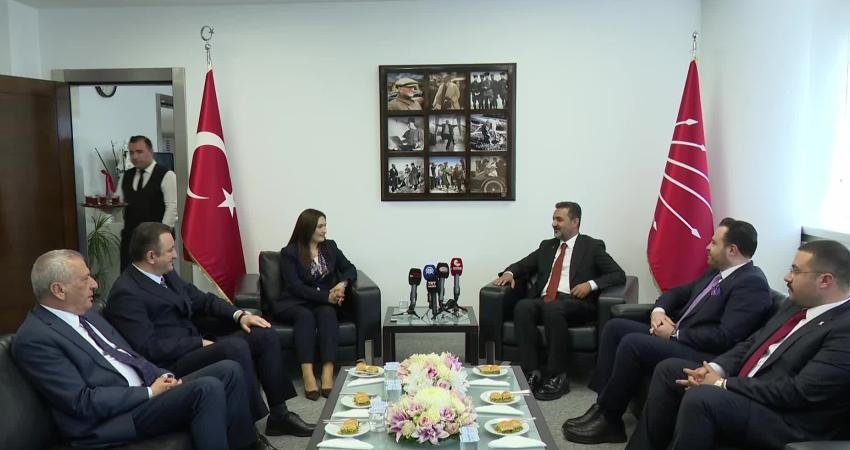 Kurban Bayramı’nın dolayısıyla siyasi partiler arası bayramlaşma trafiği sürüyor. Bayramın