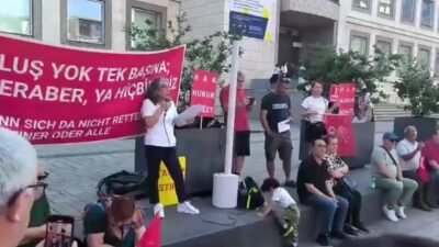 Almanya’nın Stuttgart kentinde, CHP Würtemberg Birliği tarafından düzenlenen mitingde, CHP