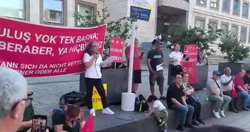 Almanya’nın Stuttgart kentinde, CHP Würtemberg Birliği tarafından düzenlenen mitingde, CHP