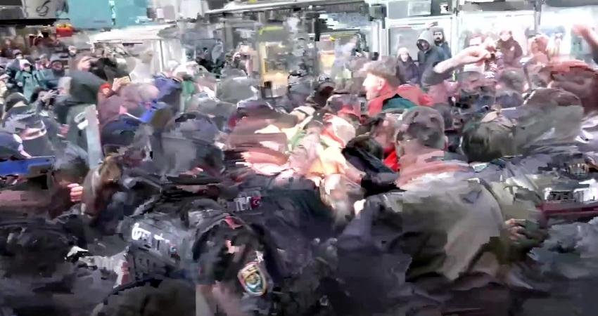 1 Mayıs'ı Taksim'de kutlamak için Mecidiyeköy'de toplanmaya çalışanlara polis müdahaleleri