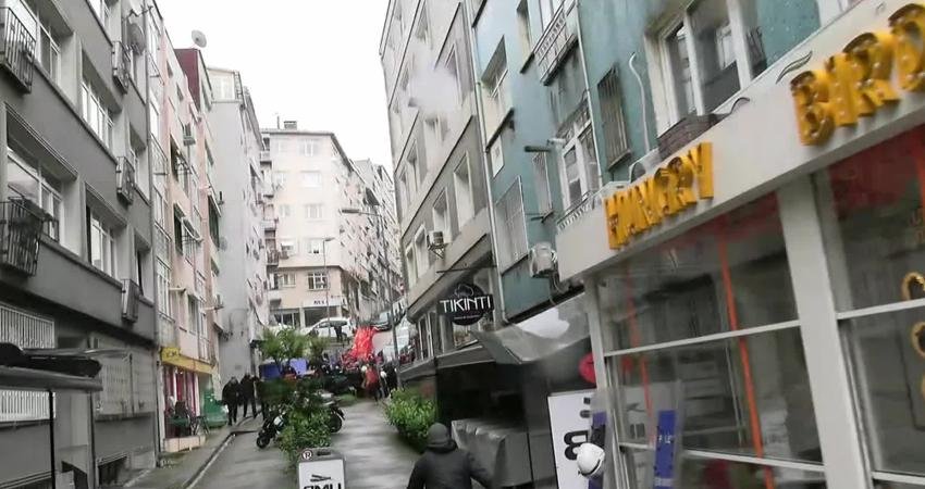 1 Mayıs’ı Taksim’de kutlamak için Beşiktaş Barbaros Bulvarı’nda toplanan bir