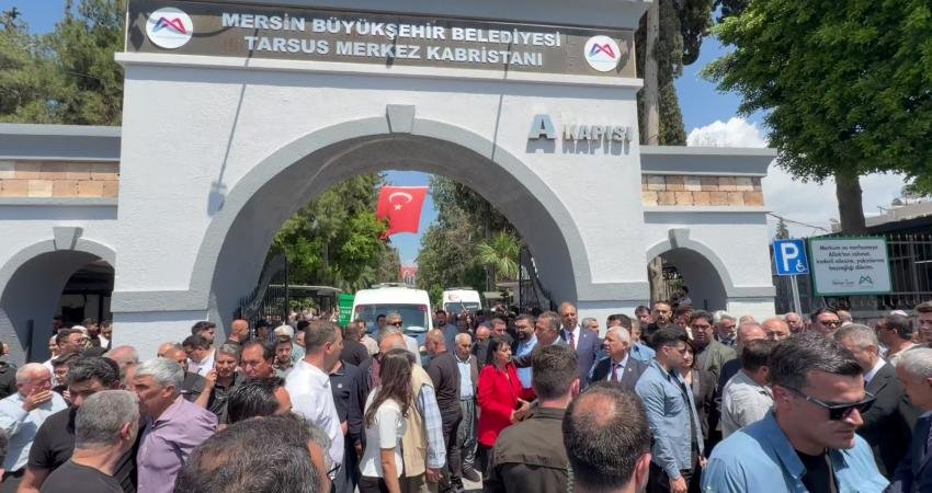 Tarsus’taki silahlı saldırıda öldürülen 6 kişiden 5’i ilçede toprağa verildi Mersin’in Tarsus ilçesinde Metin Öztürk tarafından katledilen beş yurttaş, binlerce