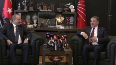 Özgür Özel liderliğindeki CHP’liler, TBMM’deki CHP Grup Başkanlığı’nda ziyarete gelen