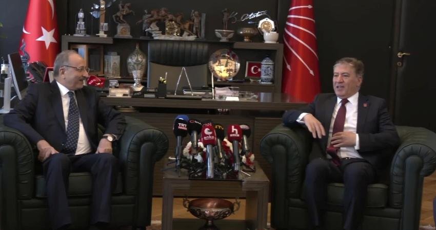 Özgür Özel liderliğindeki CHP’liler, TBMM’deki CHP Grup Başkanlığı’nda ziyarete gelen