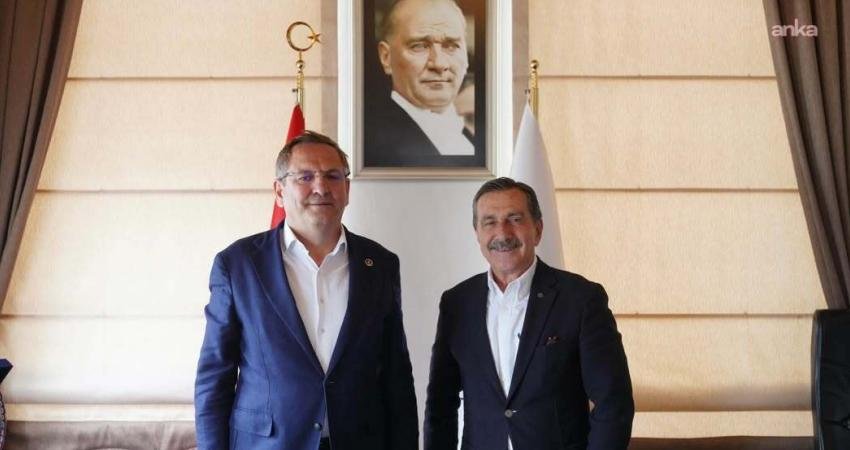 Tepebaşı Belediye Başkanı Ahmet Ataç, Ayvalık Belediye Başkanı Mesut Ergin’i