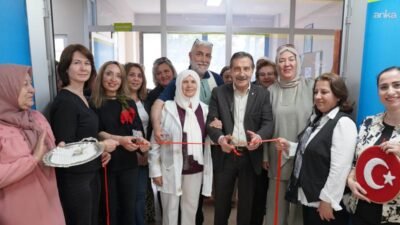 Tepebaşı Belediye Başkanı Ataç’tan kadın emeğine destek Tepebaşı Belediye Başkanı Ahmet Ataç, Belde Evleri kursiyeri kadınların hazırladığı