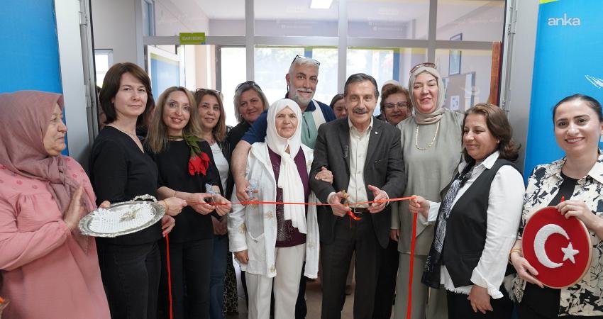 Tepebaşı Belediye Başkanı Ataç’tan kadın emeğine destek Tepebaşı Belediye Başkanı Ahmet Ataç, Belde Evleri kursiyeri kadınların hazırladığı