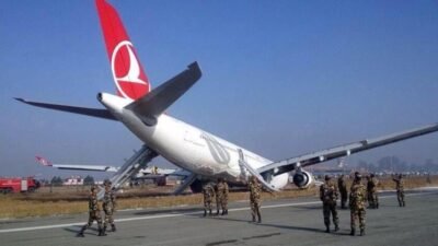 Türk Hava Yolları’nın (THY) İstanbul–Katmandu (Nepal) uçağı, iniş takımlarında duman
