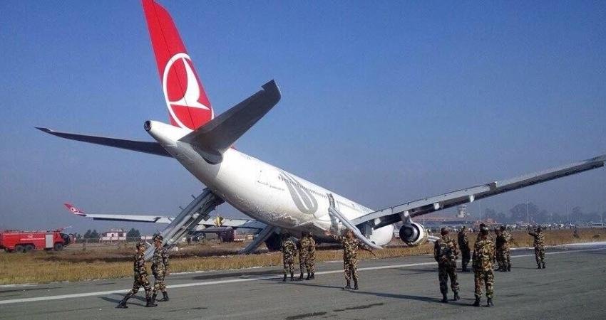 Türk Hava Yolları’nın (THY) İstanbul–Katmandu (Nepal) uçağı, iniş takımlarında duman