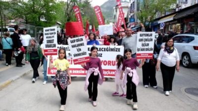 Tunceli'de 1 Mayıs Emek ve Dayanışma Günü mitinginde konuşan DİSK’e