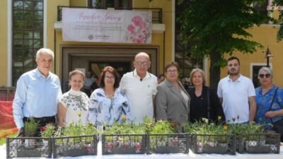 Turgutlu Belediye Başkanı Çetin Akın, Anneler Günü dolayısıyla düzenlenen programlarda