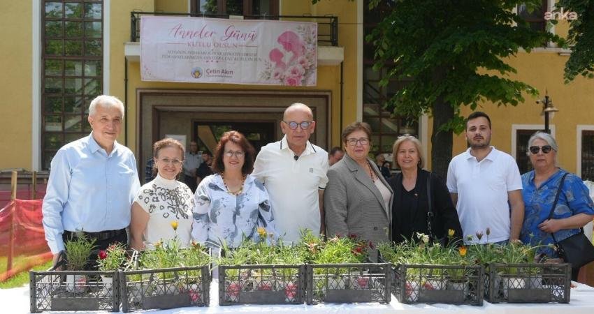 Turgutlu Belediye Başkanı Çetin Akın, Anneler Günü dolayısıyla düzenlenen programlarda