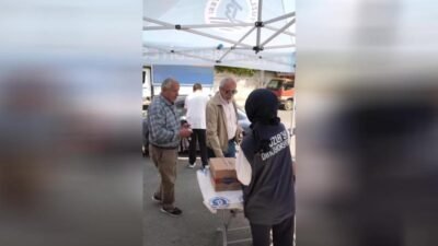 Tuzla Belediyesi, mezarlık ziyareti yapan vatandaşlara ikramlarda bulunarak bayramın paylaşma
