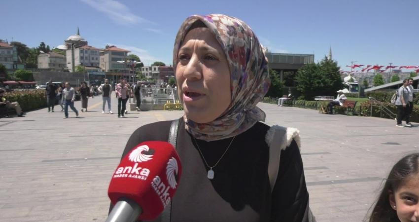 Ekonomik kriz nedeniyle memleketine gidemeyen, tatile çıkamayan, İstanbul'u gezerek bayramın