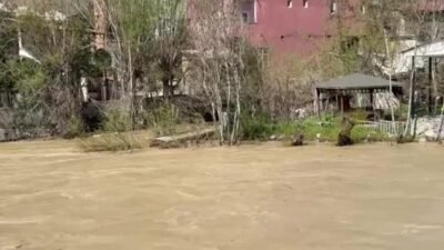 Van’ın Çatak ilçesinde etkili olan kuvvetli yağış nedeniyle dereler taştı,