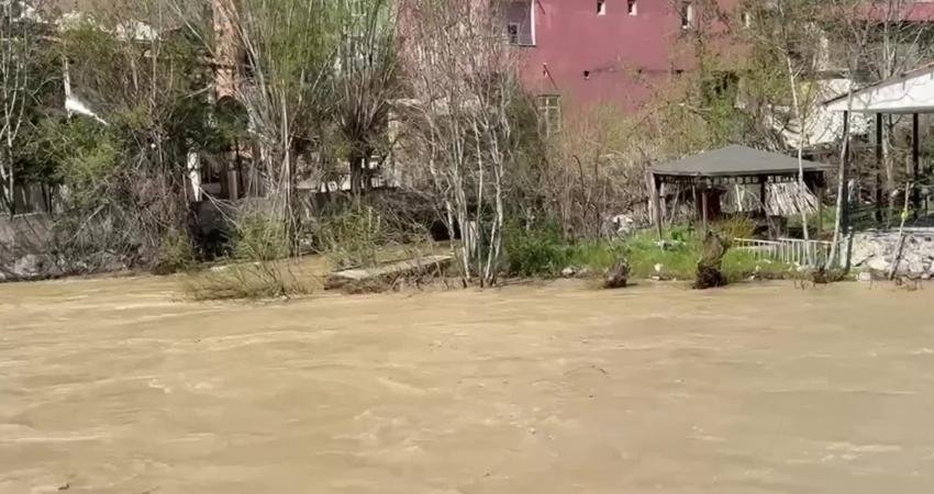 Van’ın Çatak ilçesinde etkili olan kuvvetli yağış nedeniyle dereler taştı,