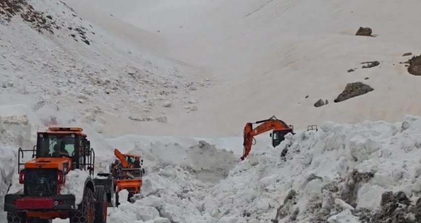 Van’da yaklaşık 6 ay kapalı kalan Bahçesaray-Çatak kara yolunun ulaşıma