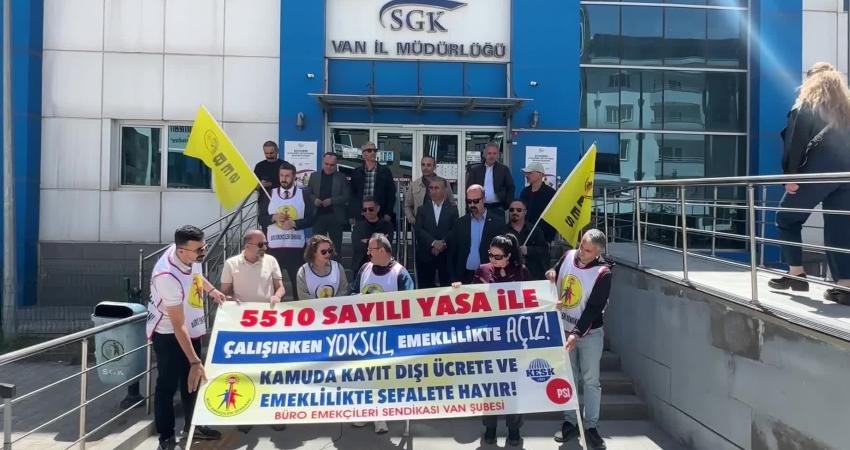BES Van Şubesi üyeleri, SGK İl Müdürlüğü önünde yaptığı eylemle