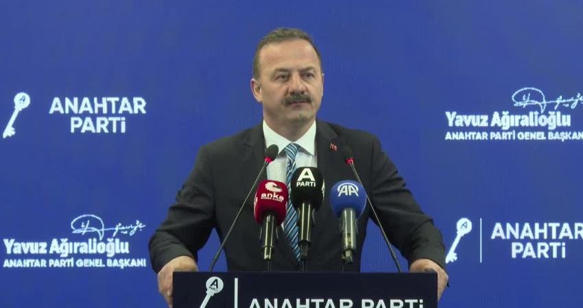 Anahtar Parti Genel Başkanı Yavuz Ağıralioğlu, "Anahtar Parti seçim otobüsüne